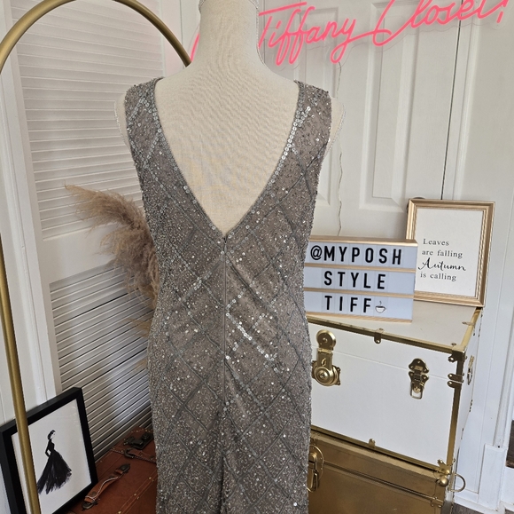 STUNNING SLEEVELESS SILVER SEQUIN MIDI DRESS 🩶✨️ - Picture 7 of 14